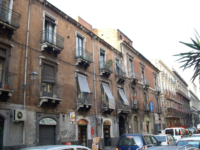 Appartamento due vani - Via Vitt. Emanuele pressi Piazza T. Massimo - CT